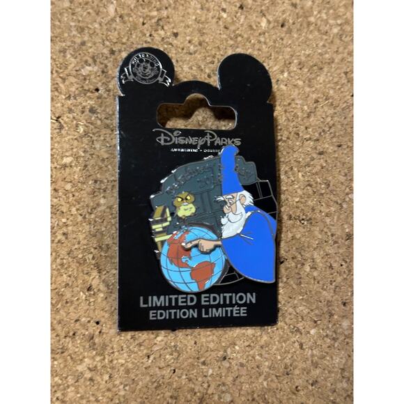 Disney Parks DLR 2018 Teachers Day Sword In The Stone Merlin Archimedes Owl Pin - Picture 2 of 2